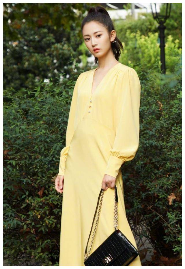 原创             这还是《倚天屠龙记》的赵敏？穿“小黄裙”美艳动人，路转粉