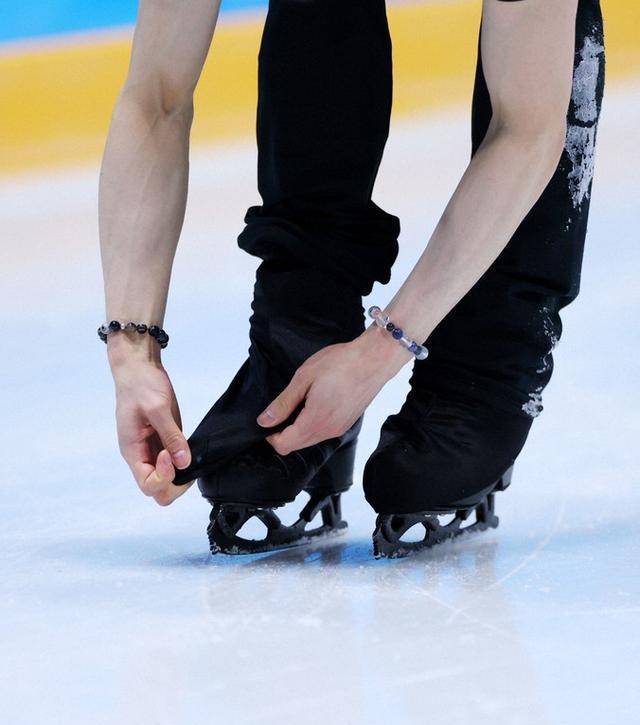 羽生结弦新的冰刀订单披露!是否意味着新赛季开始?_黑色_平昌_冰鞋