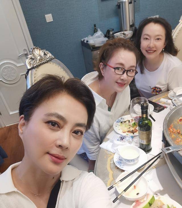 而这便是已经,足以证明了在当时,傅艺伟的颜值究竟有多么的高,演技有