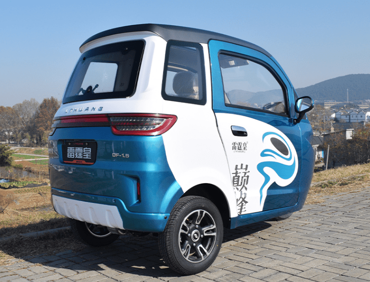 2款带空调的电动三轮车全封闭不惧风雨适合老人代步和接娃