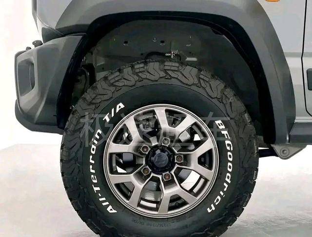 越来越精致!实拍"顶配"铃木吉姆尼,全地形轮胎 宽体车身,霸气