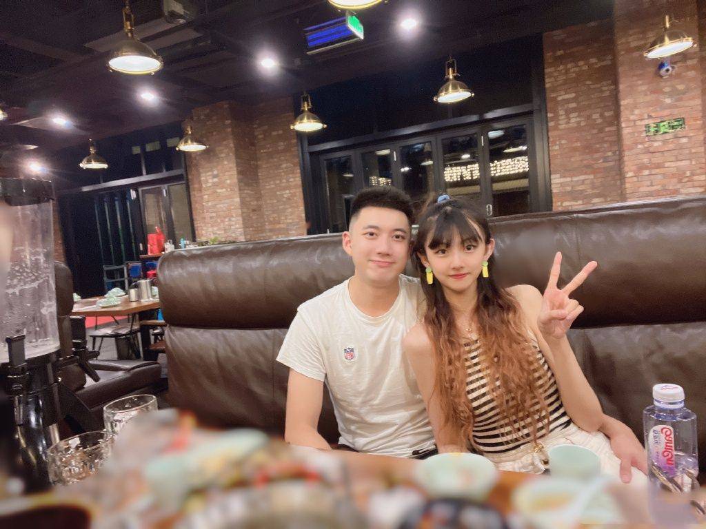 在开启漂泊的职业生涯之前,司坤与女朋友完成订婚,解决掉这件人生大事