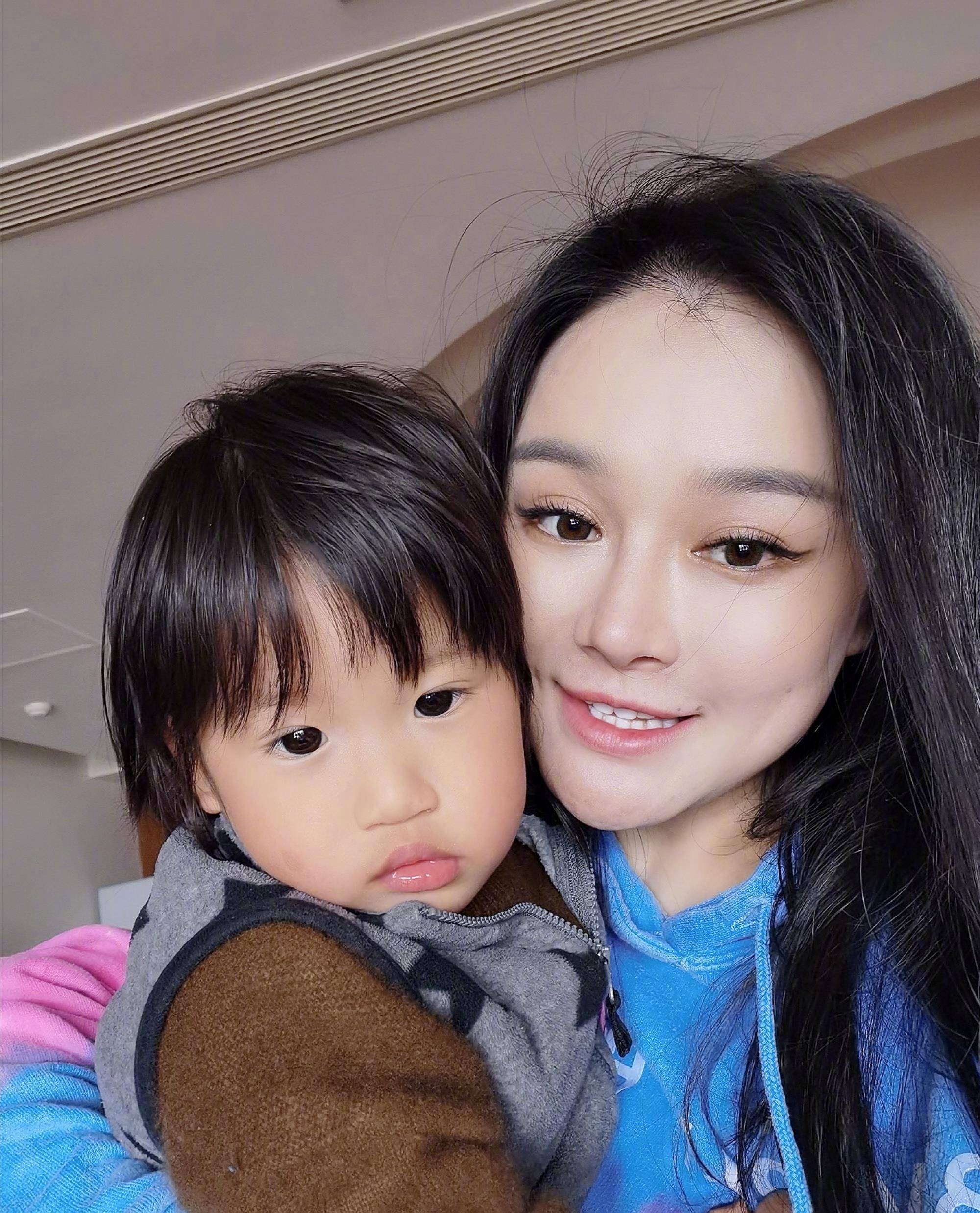 冉莹颖罕见曝光与三胎近照,网友:大双眼皮随妈妈了_邹市明_孩子_老三