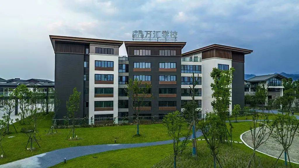 (下文简称"万汇")都江堰市万汇学校它就是给教育圈炸出不小水花先后