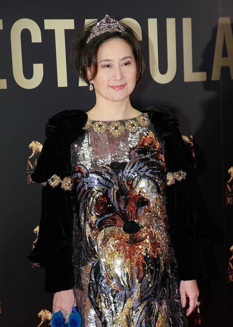 何超琼不愧是赌王一手带大的女儿,穿亮片裙戴皇冠,像个大公主_时尚