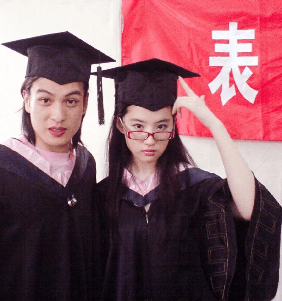 了北京电影学院的招生考试,并且顺利通过了三试,考取了表演分院的本科