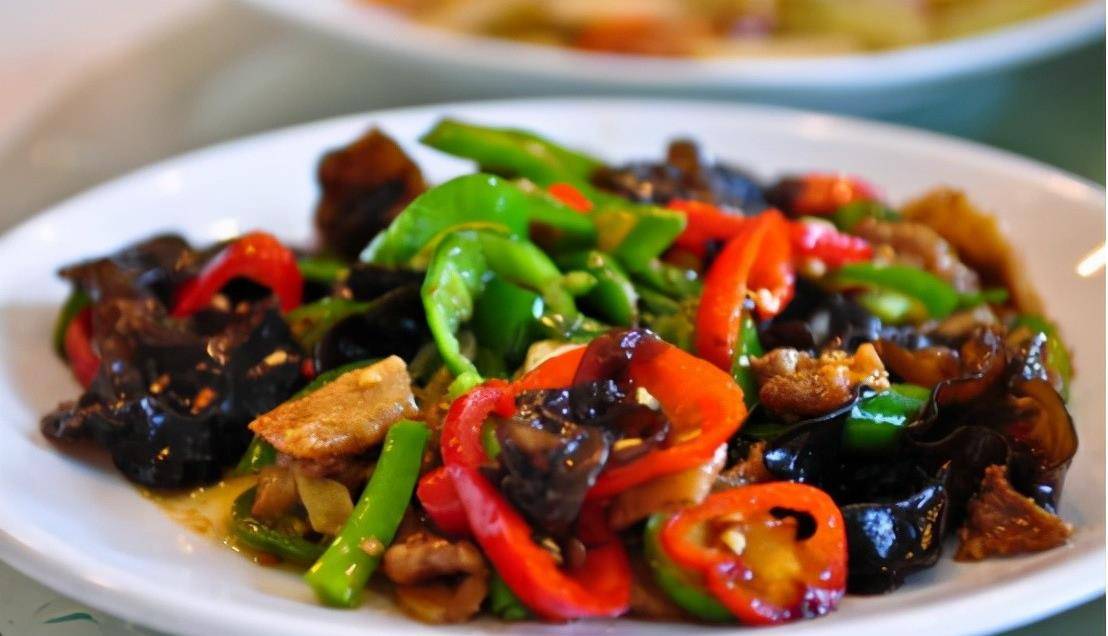 原创青椒木耳炒肉丝鲜香可口嚼劲儿十足