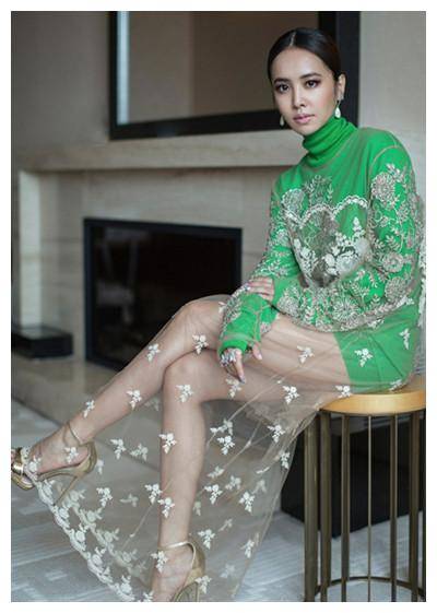 原创             蔡依林出席红毯现场，绿色短裙撞脸那英，和模特没办法比