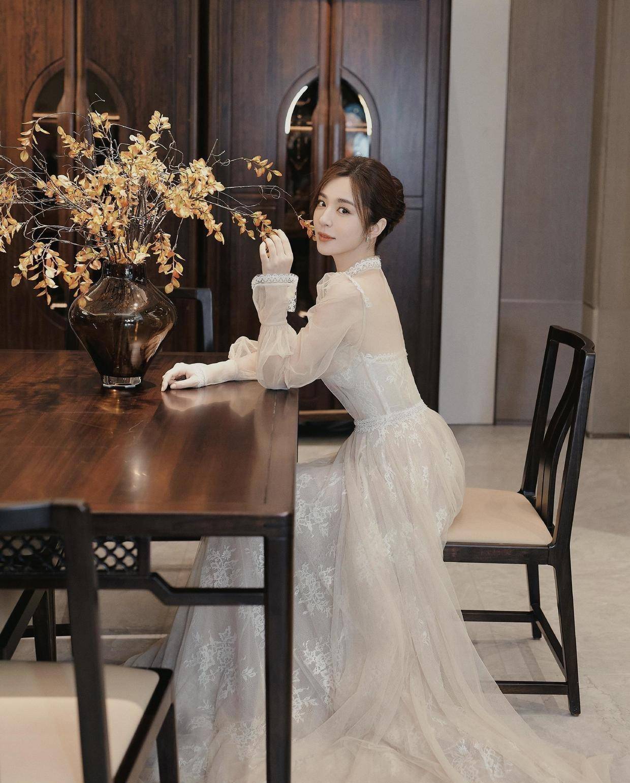 原创王晓晨的好身材藏不住穿蕾丝薄纱连衣裙真有千金小姐范