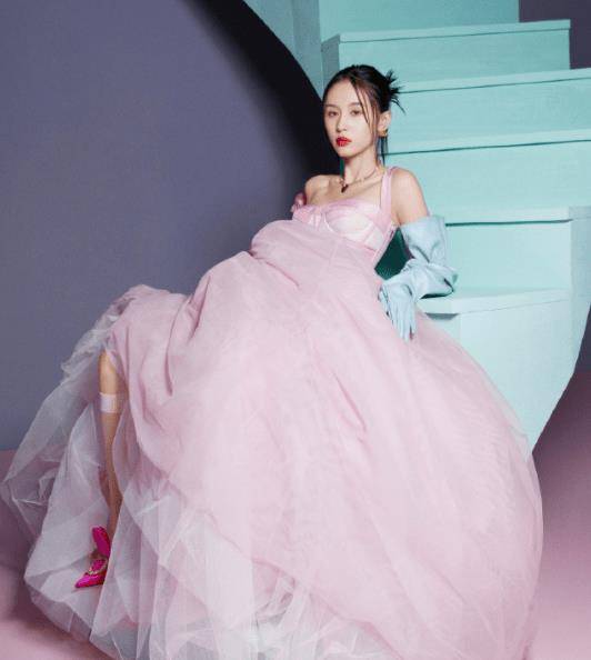 原创王子文跟小鲜肉恋爱后尺度更大了穿挂脖露背裙亮相真不怕走光