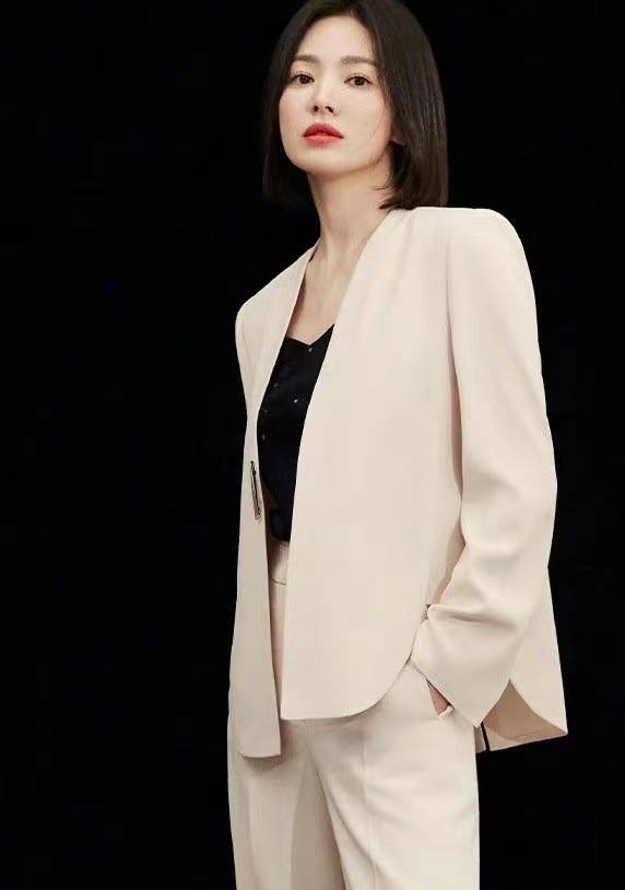 40岁宋慧乔哪老了?新大片穿西装剪短发秒变御姐,气场强过孙艺珍