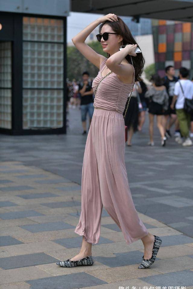 原创路人街拍美女穿薄纱与时尚拼接的上衣尽显大长腿