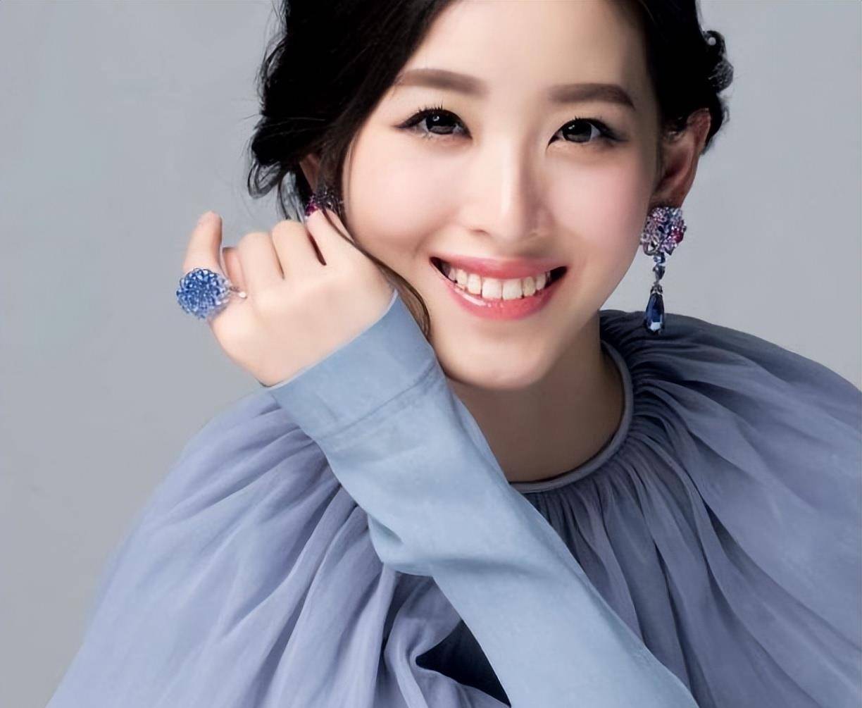 原创网友偶遇章泽天爬山她手握饮料身材也苗条不愧是奶茶妹妹