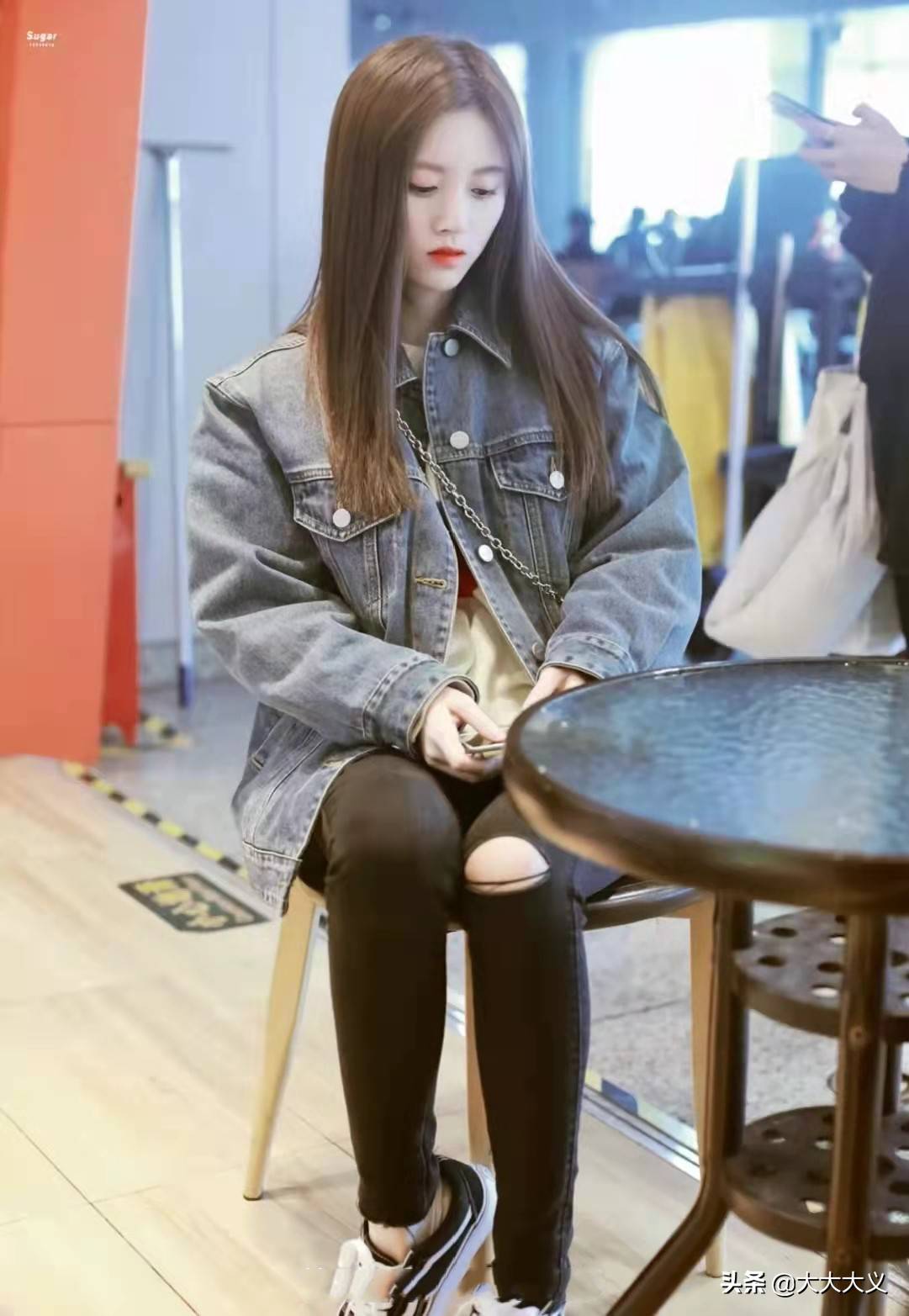 原创鞠婧祎的紧身牛仔裤没错这就是美少女的感觉代表月亮消灭你