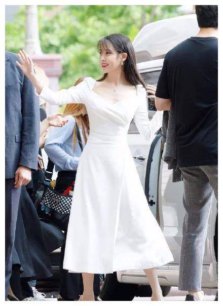 没有任何花纹细节装饰,但是白色裙子似乎对女人总是很亲切,再加上iu