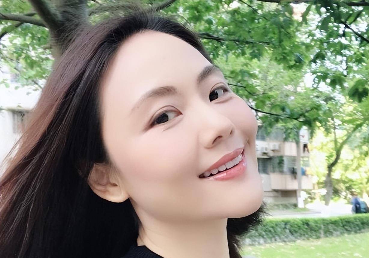 《还珠》中的"柳青,柳红",兄长娶娇妻当导演,妹妹美得不敢认_陈莹_陆