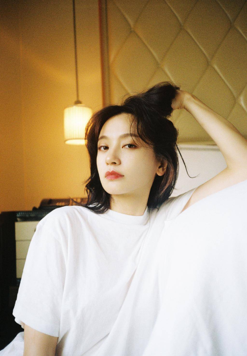 原创施诗这回真的好高调穿常规白t恤玩下衣失踪美腿看得网友心动