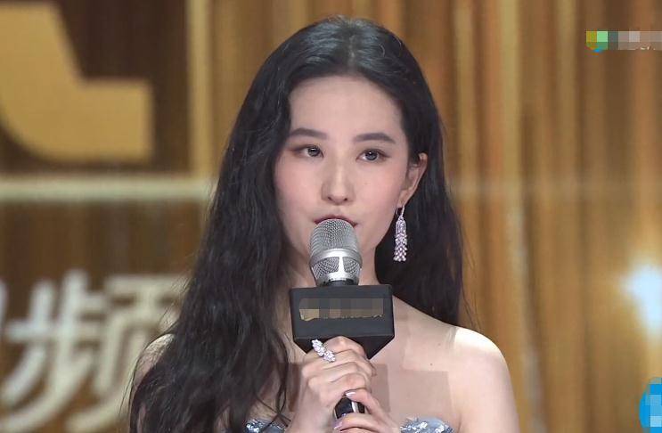 原创刘亦菲现身拾光盛典无美颜状态下的脸说才23岁都有人信