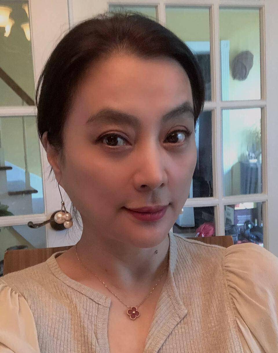 56岁"玉兔精"李玲玉近照,气质优雅皮肤好,有白头发已显"老态"_儿子