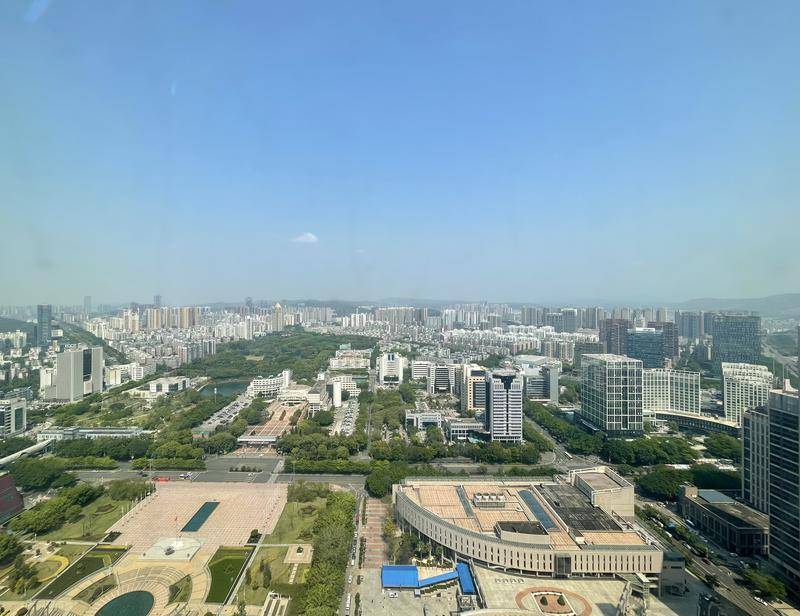 步入云层看深圳龙岗数字创意产业走廊上空的五朵云