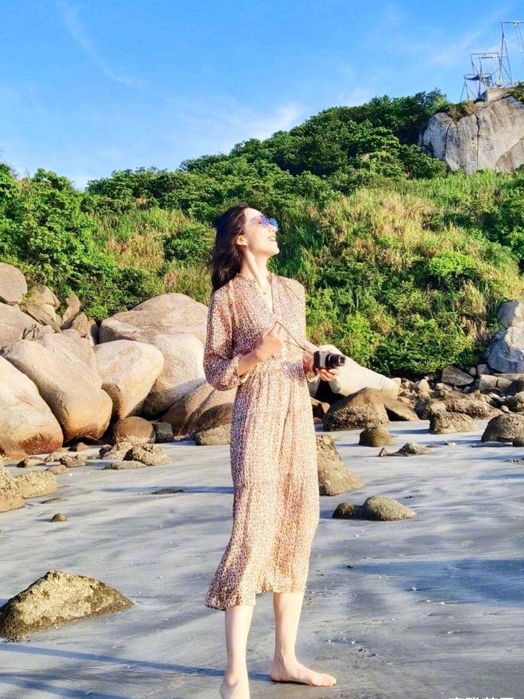 原创韩雪的夏日穿搭很清爽身穿印花连衣裙坐在海边这也太柔美了
