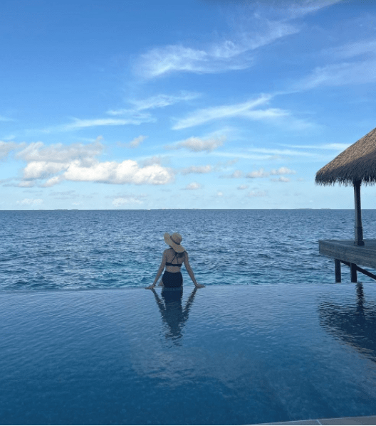 富士康老板娘晒度假照,裸露美背身材姣好,被大24岁老公宠成少女