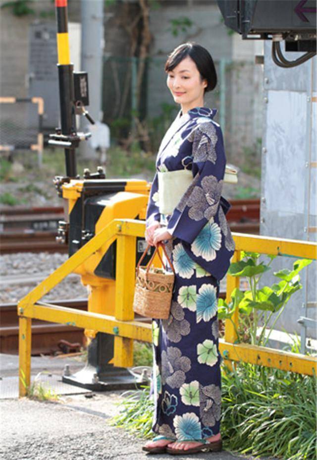 国外萌妹纸穿着浴衣上街走 气质优雅吸引人 美的没话说 花纹 图案 条纹