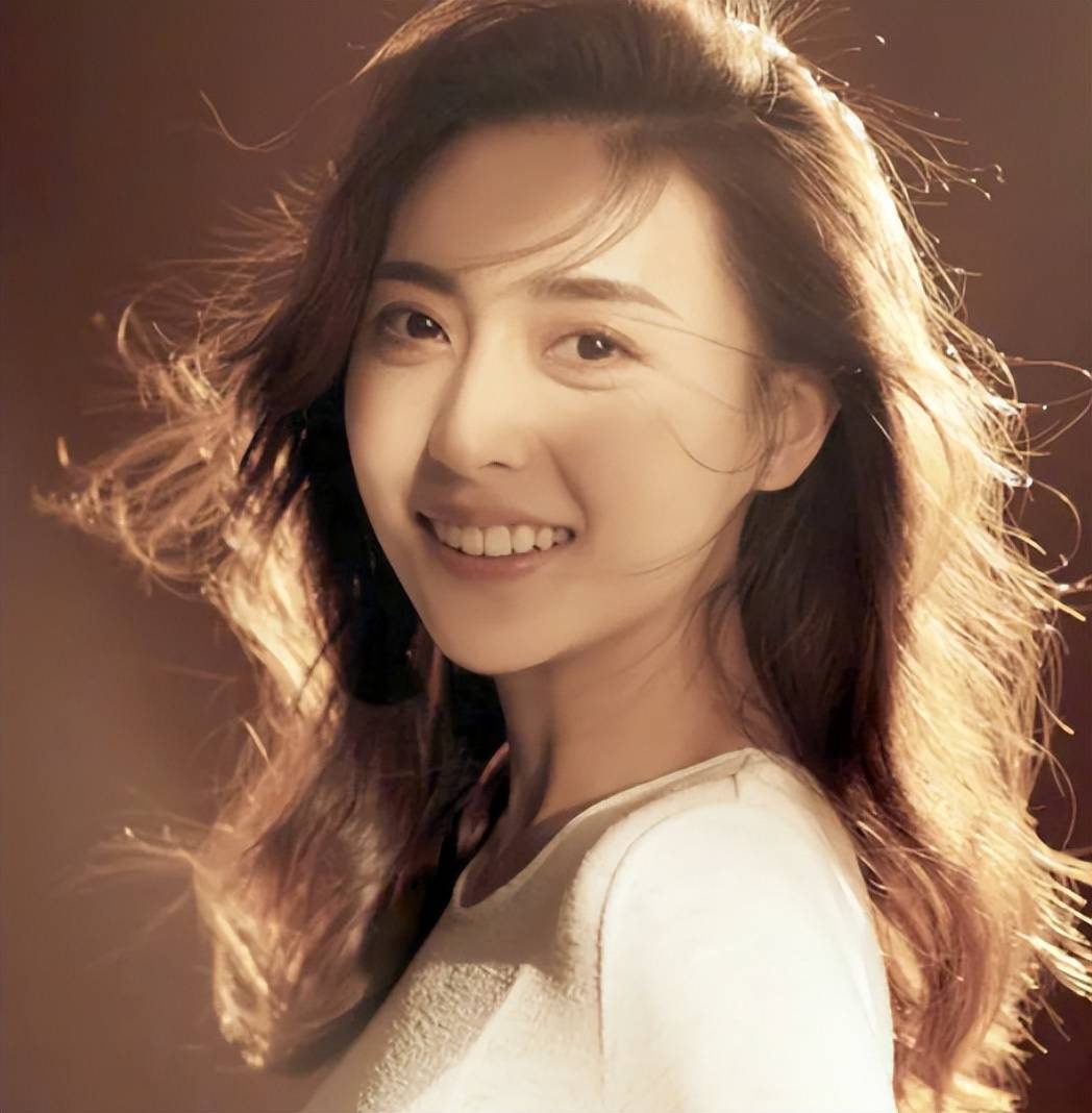 原创央视美女主持人张舒越高分考上北大研究生优秀的人生无需解释