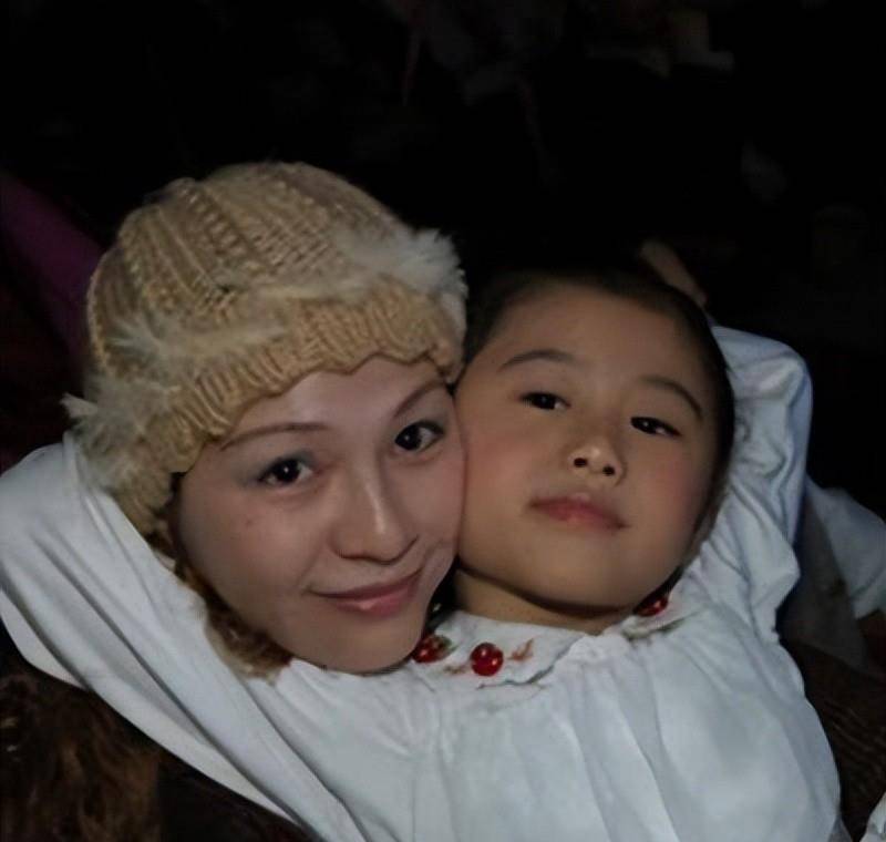 62岁郑智化,瘫坐轮椅,妻子和22岁女儿露面,时尚美貌娇俏如花