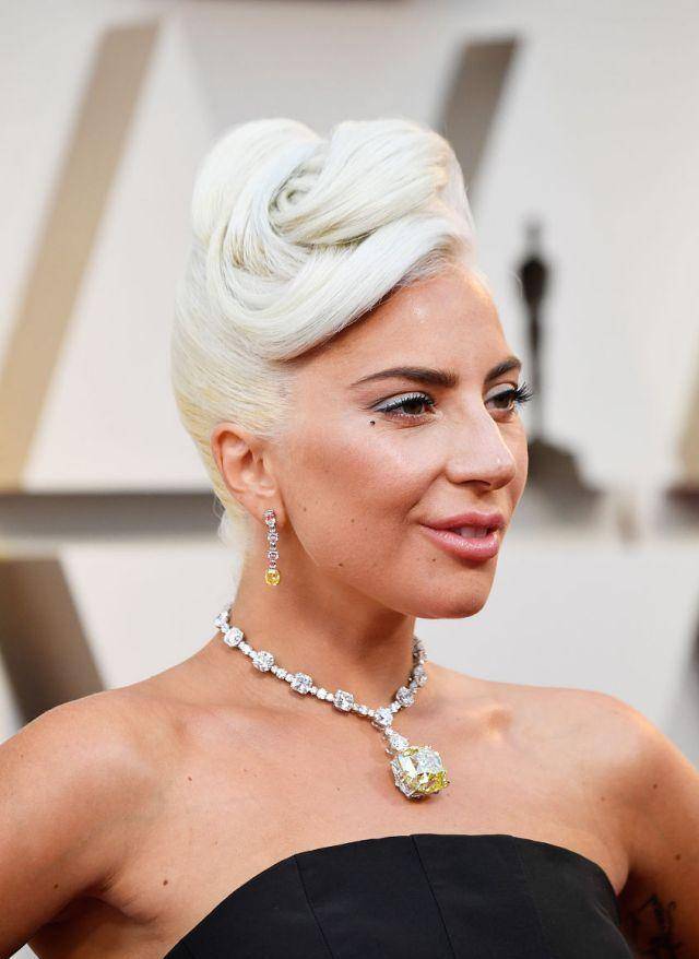 ladygaga将活动献唱致敬医务人员:怪异打扮背后的她竟