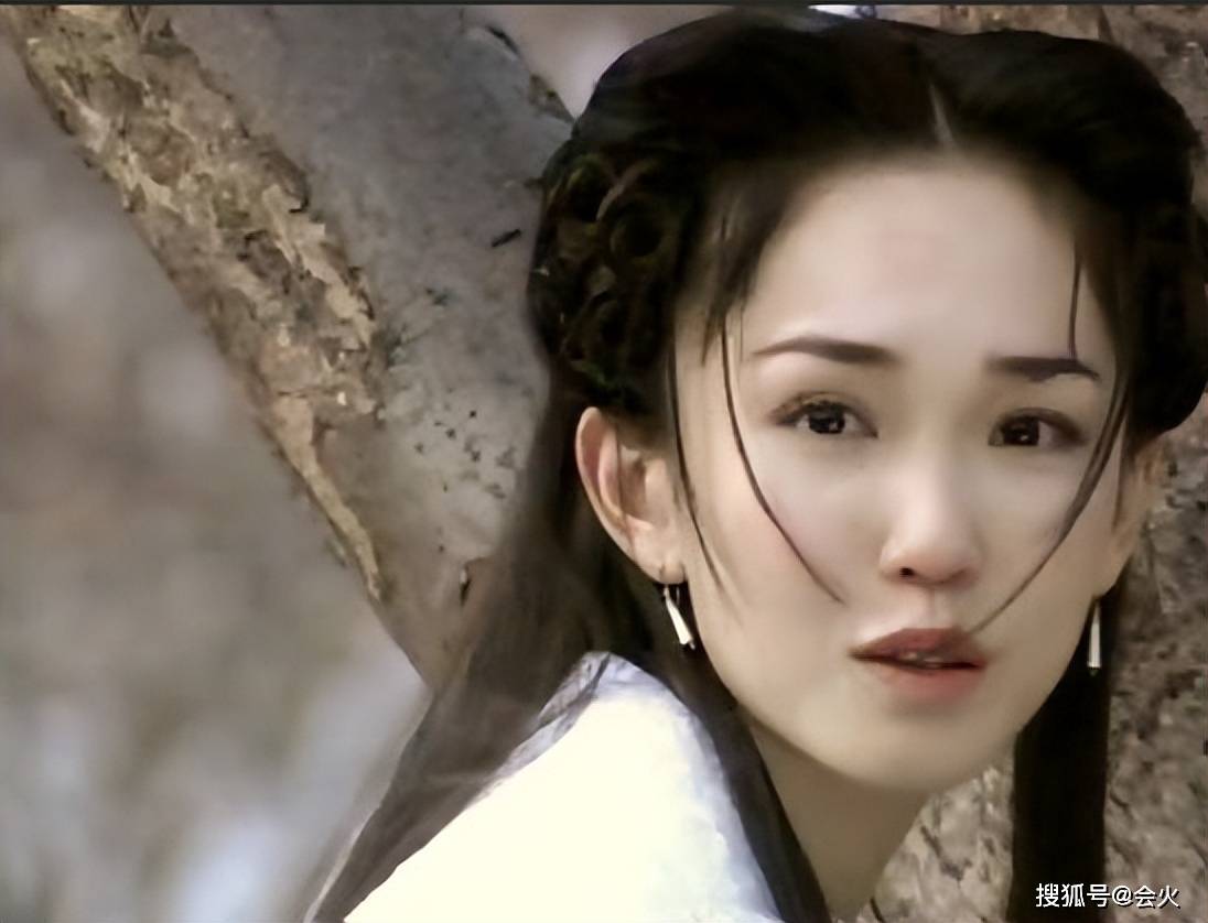 小龙女范文芳和家人骑车,脸蛋光洁没一丝皱纹