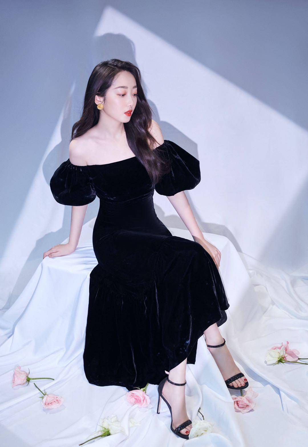 一字领的丝绒连衣裙露出了蒋梦婕精致的锁骨与漂亮的一字肩,搭配上