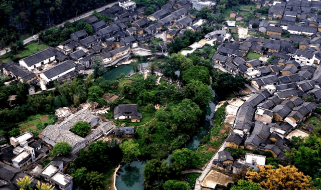 群山环抱，绿水绕行！广西这一古镇，含8大景区，24处小景！