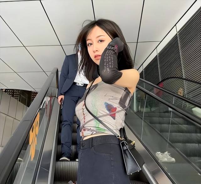 原创24岁吴雅晒睡衣照4年前答应求婚韦世豪降薪后仍不离不弃