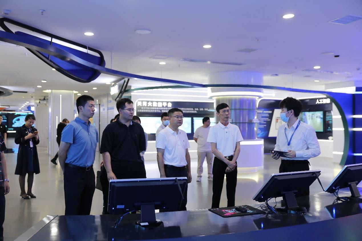 四川省德阳市旌阳区区委书记谢斌一行莅临南威软件集团总部参观调研