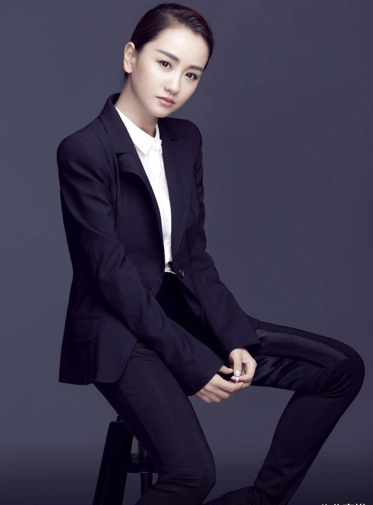 原创杨蓉又美出新高度白衬衫配牛仔短裙清新减龄简约利落显高级