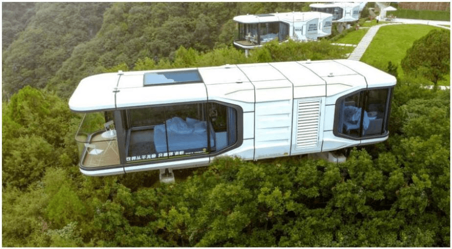 移动太空舱是一间极简的风格化小屋,整体的设计简洁大方,轻奢的白灰