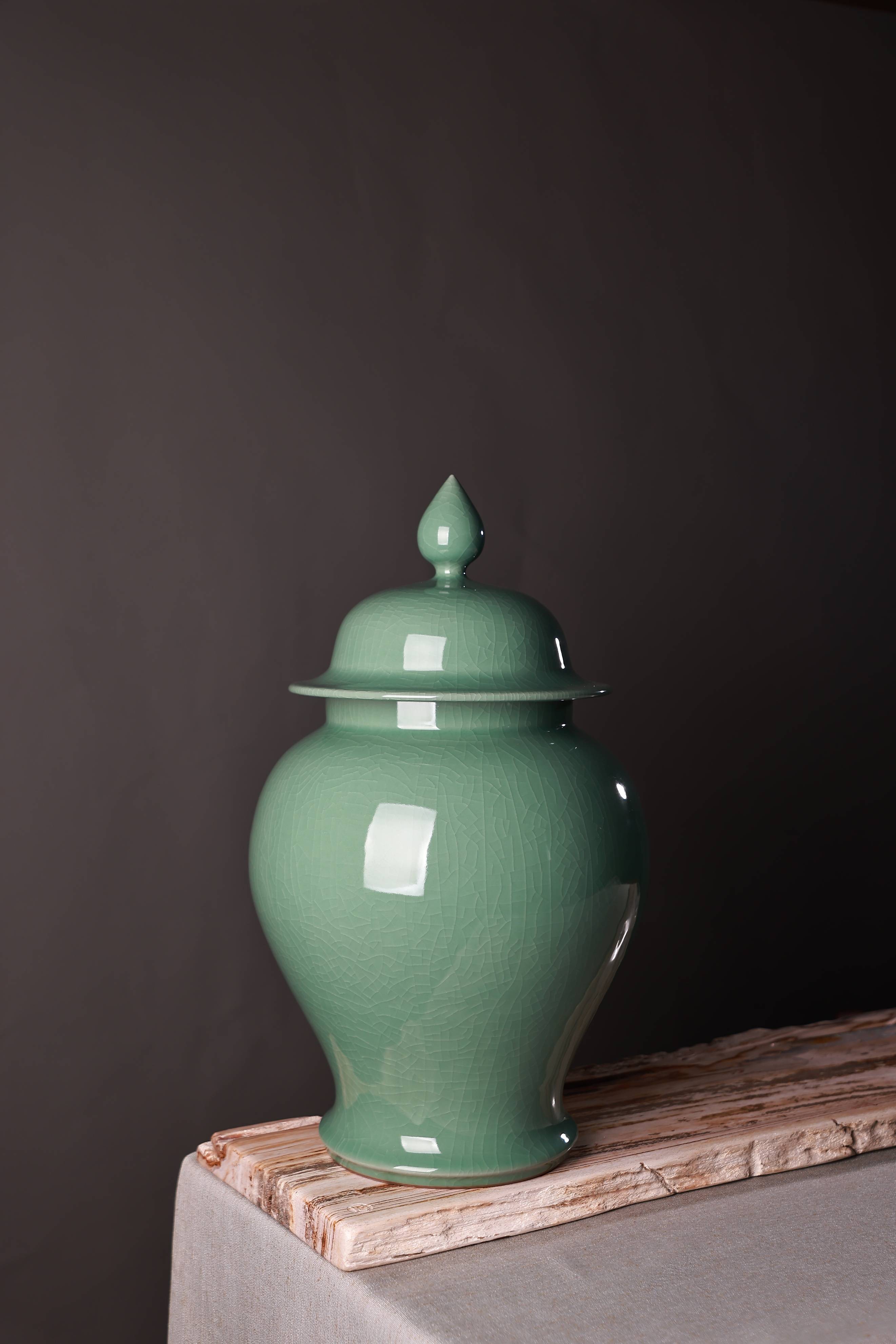 青瓷诠说出品 · 宋代哥窑复烧将军罐网状龟裂在深色的厚釉上交织重叠