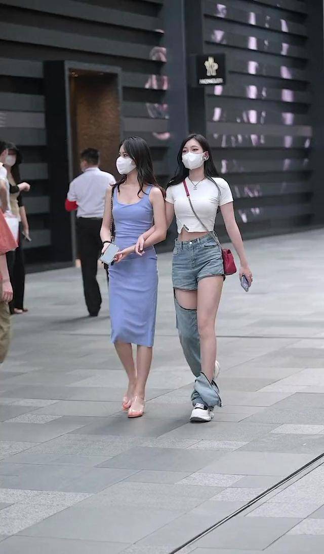 女子穿着前卫和闺蜜逛街 被土豪男友发现后 赶紧跑进卫生间调换 女友 服装 看法