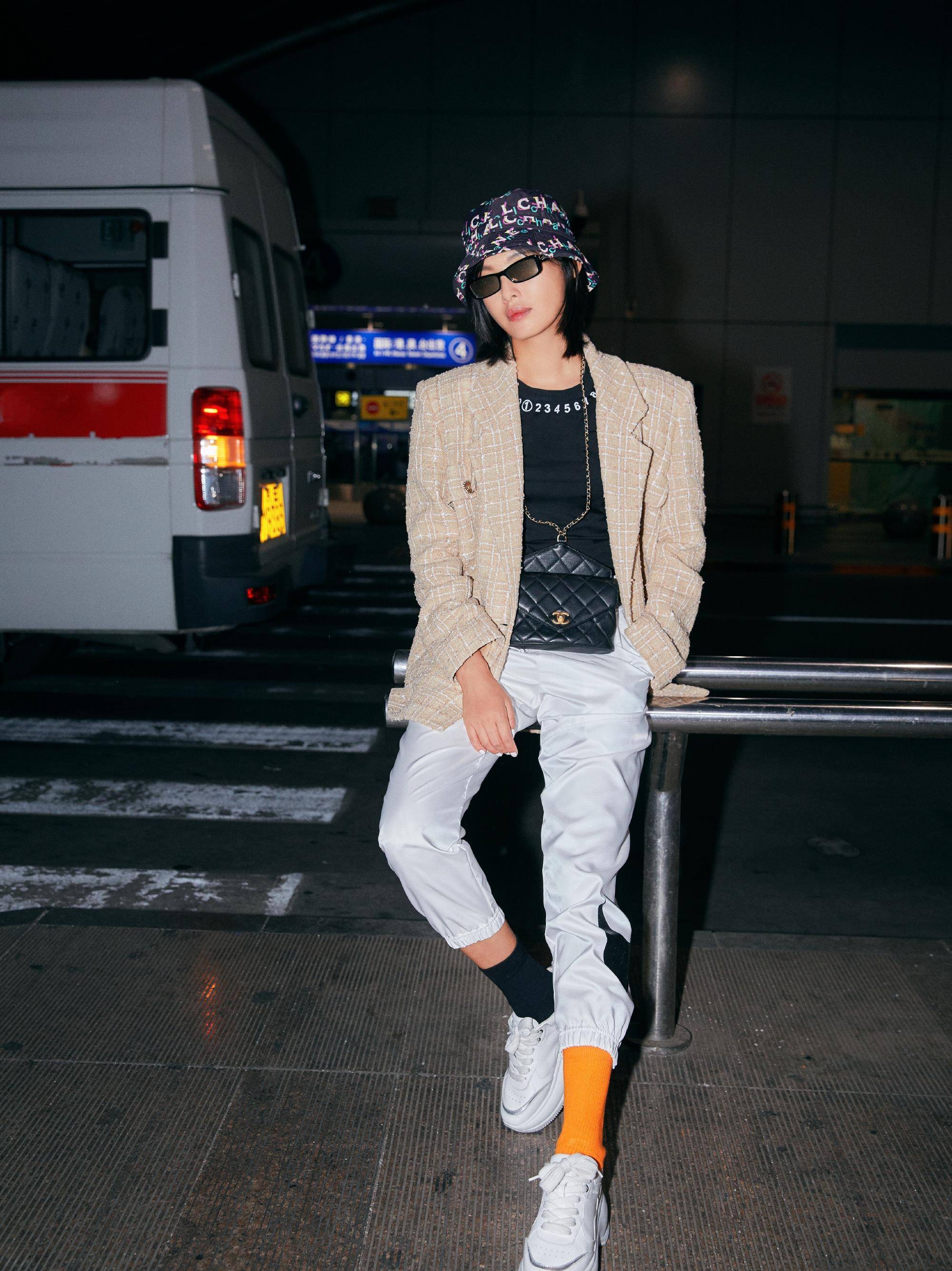 原创辛芷蕾凹造型真疯狂泼墨衬衣配皮短裤背4万巨型包像地摊货