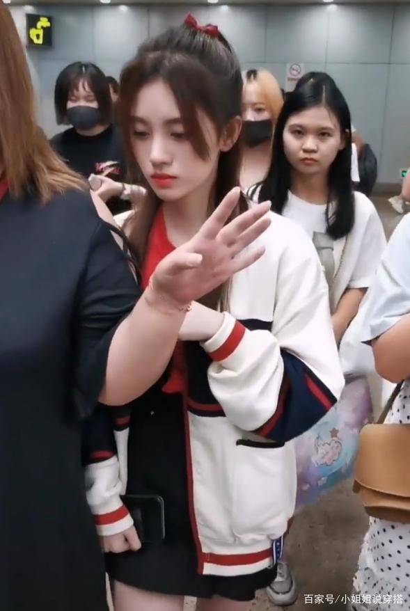 鞠婧祎躲在助理身后走机场当她俩的手同框那刻才知啥叫冷白皮