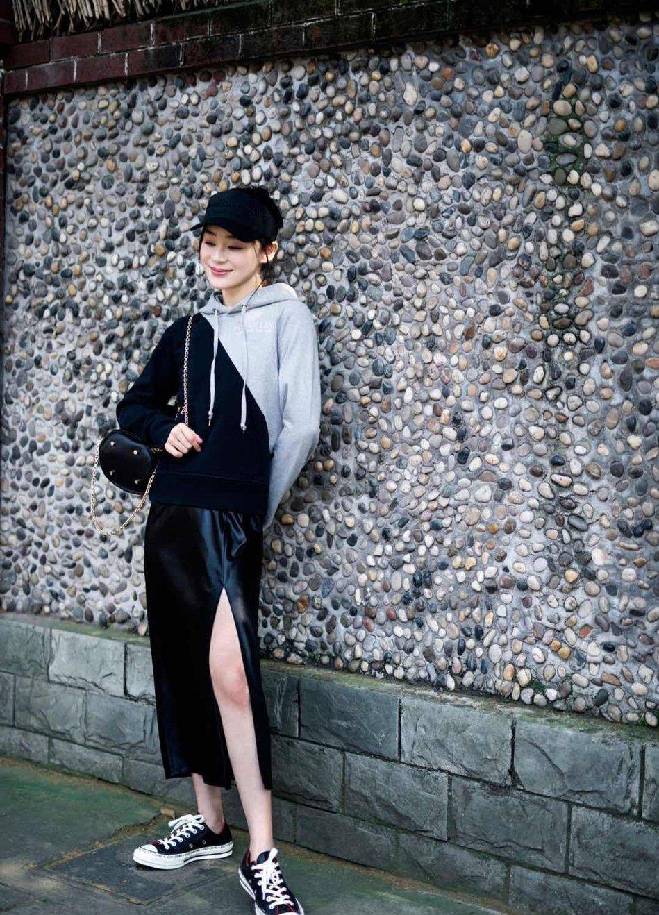 原创袁姗姗街拍元气出镜时尚皮裙秀逆天长腿真是率性不羁