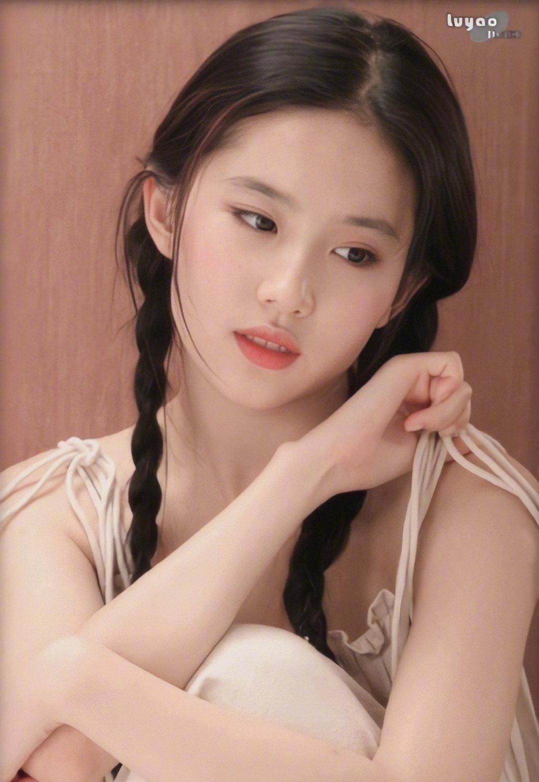 17岁28岁33岁的刘亦菲,岁月不败真美人,18岁的刘亦菲是清纯巅峰