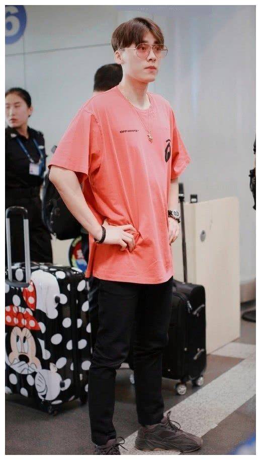 原创梳中分的李易峰脸好像胖了一点穿橘t恤配休闲裤像极了学长