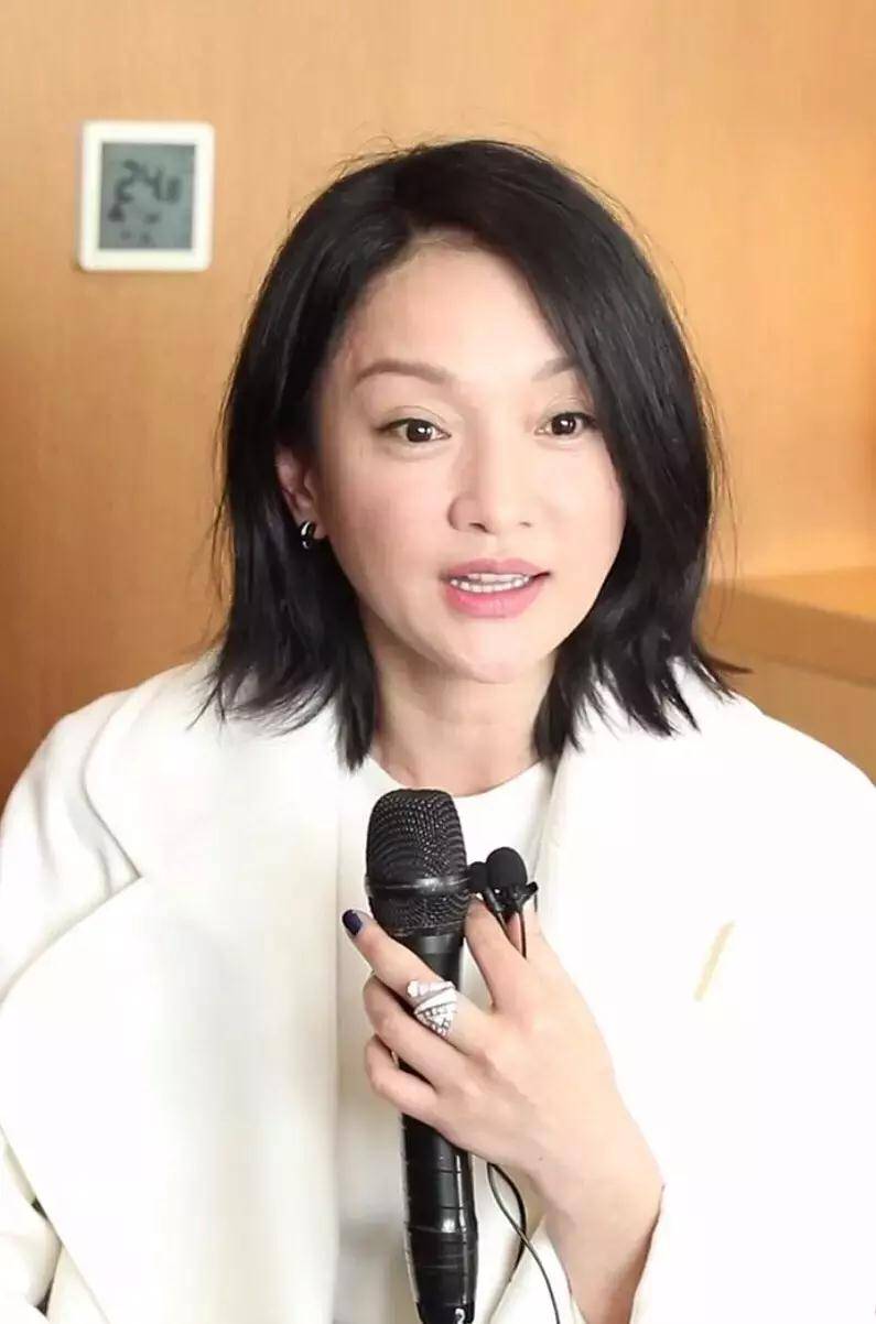 周迅工作的素颜照,脸上凹凸坑洼还发福,看状态真像有56岁!