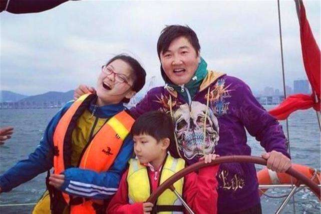 孙楠带女儿看话剧,22岁买宝瑶模样大变