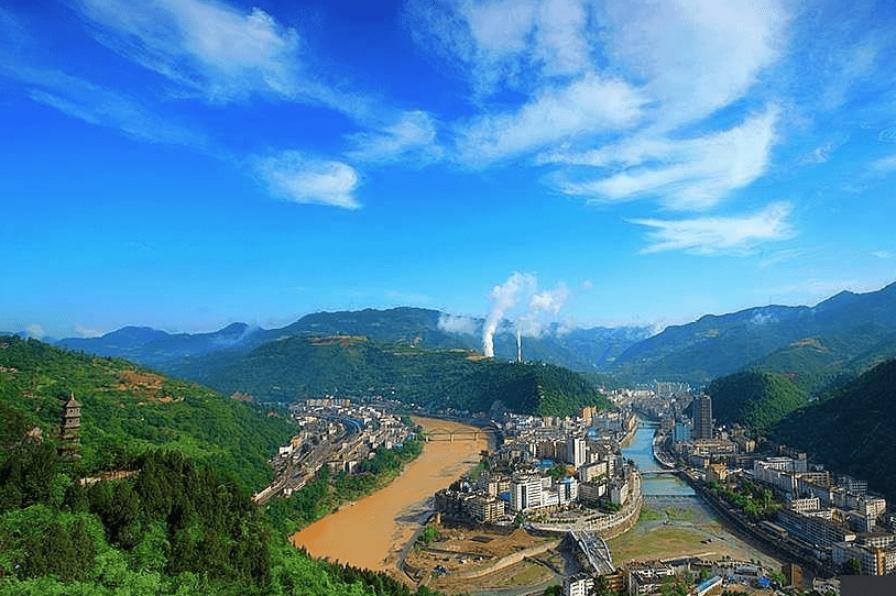 陕甘川交界的边城小县，风俗和古迹极具特色，颇有遗世独立的意境