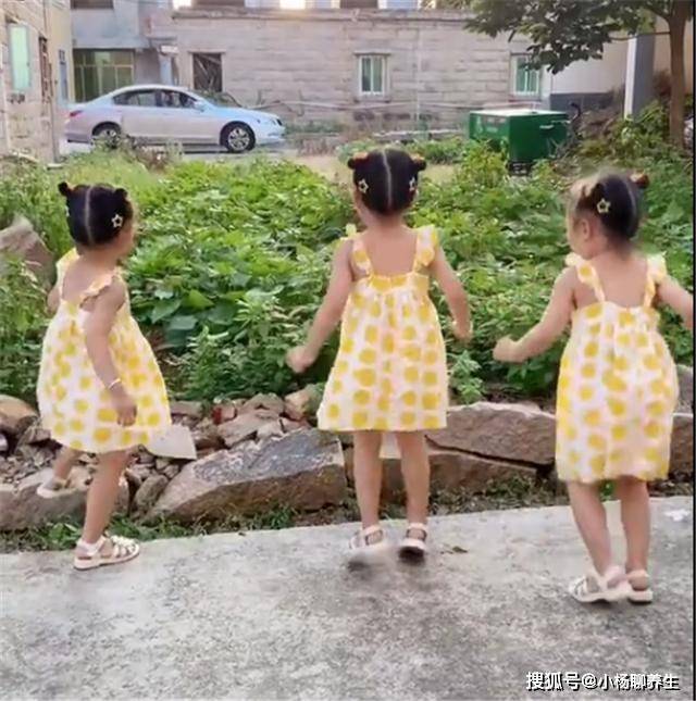 爸爸下班回来，三胞胎女儿在路口等待，看到爸爸的车后感动坏了