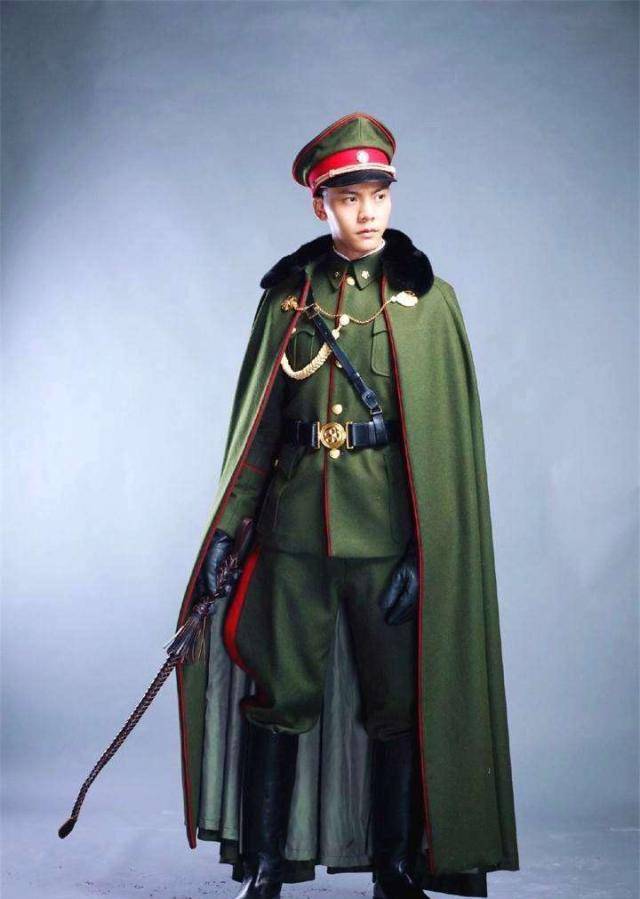 陈伟霆一改往日长发刘海,自己动手剪寸头,别说剪完更帅了!