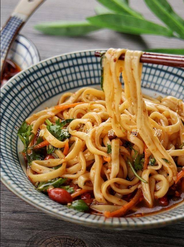 面条,当然手擀面是最佳的,没有的话挂面也可以,下锅煮熟,然后捞出来过